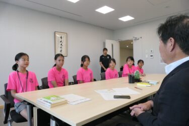 萩原市長と話をする台湾の女子サッカーチーム=岡山県美作市で