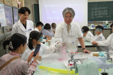 液体窒素に浸した花を握る参加者＝岡山県津山市で