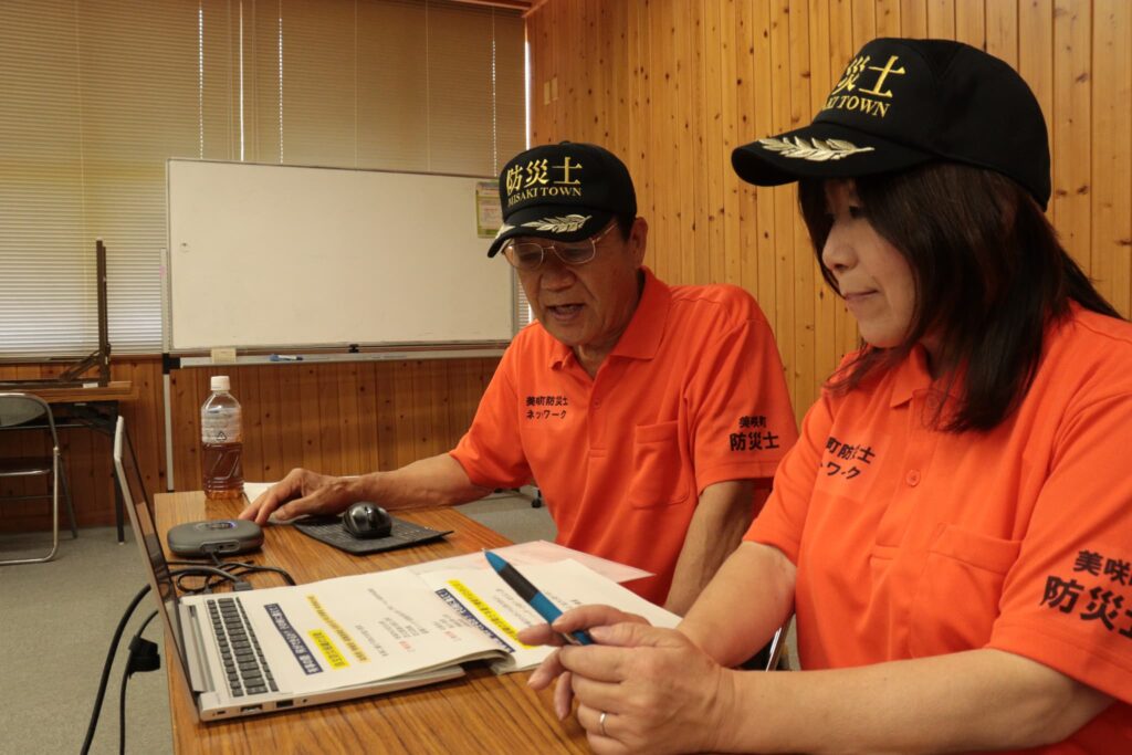 自主防災組織の役割と活動について講義する防災士