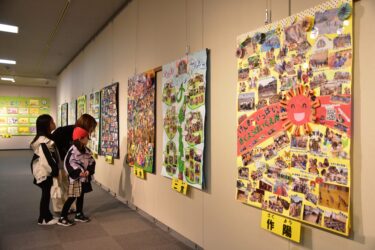 子どもたちの元気いっぱいの作品を見学する家族連れ=岡山県津山市で