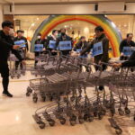 不審者対応訓練を行う従業員ら=岡山県津山市で