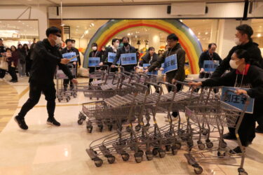 審者対応訓練を行う従業員ら=岡山県津山市で