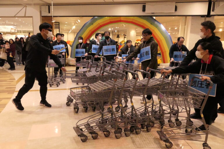 不審者対応訓練を行う従業員ら=岡山県津山市で