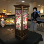 会場を彩るステンドグラス作品の数々=岡山県津山市で