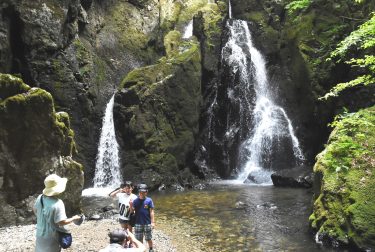 岡山県真庭市蒜山下和の山乗渓谷にある不動滝で観光客らが荘厳な眺めと冷気を堪能