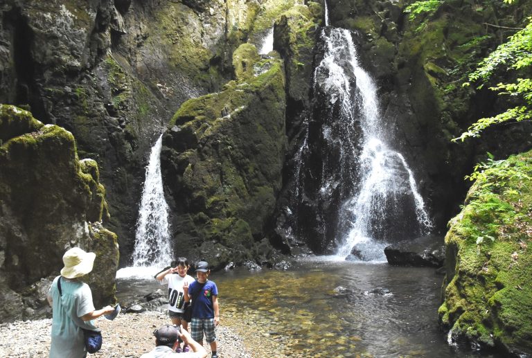 真庭市蒜山下和の山乗渓谷にある不動滝で観光客らが荘厳な眺めと冷気を堪能