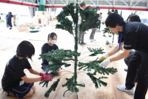 レアンドロ・エルリッヒ氏の作品制作に取り組むボランティアら=岡山県奈義町で