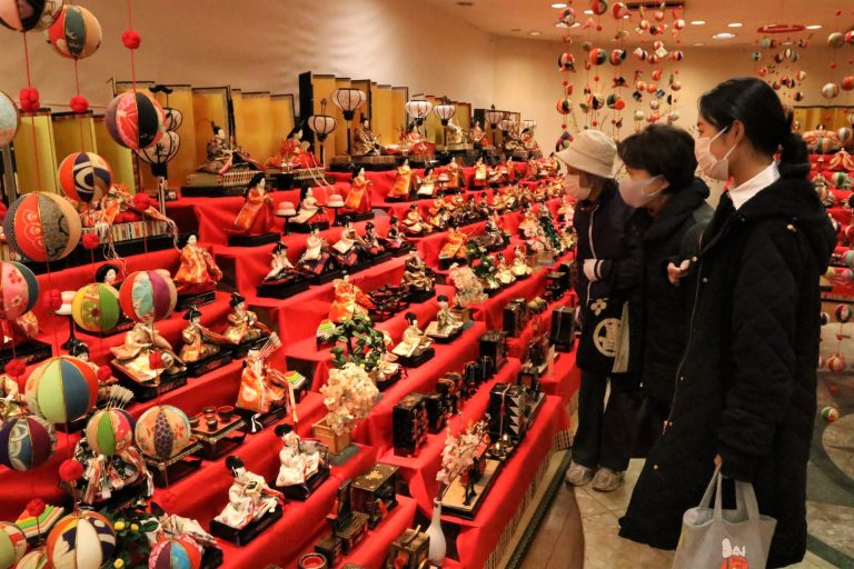 第23回「津山城下町雛めぐり」年代物のひな人形や桃の節句の飾りなどが来場者の目を楽しませている