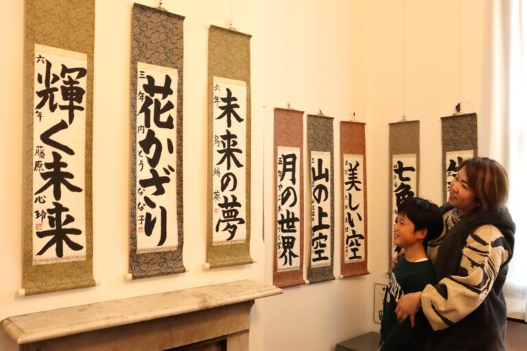 個性あふれる書に見入る来館者