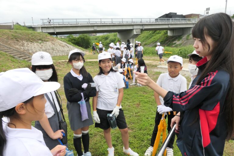 水質検査の様子を見守る5年生=岡山県津山市で