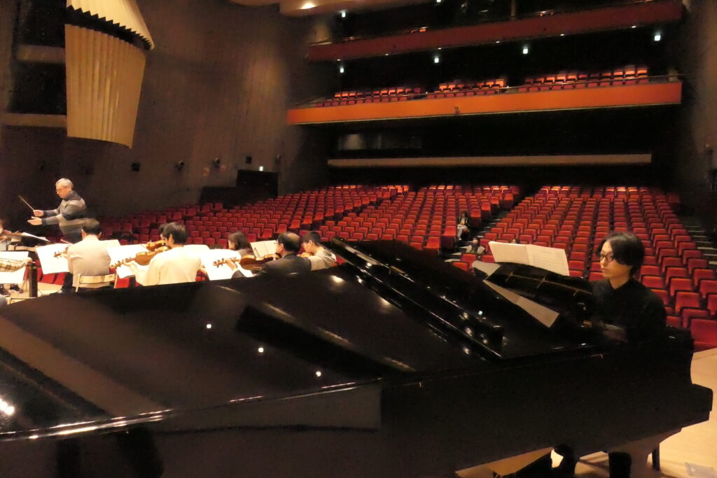 出演者とともに練習に参加する加藤さん