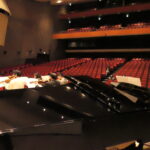 出演者とともに練習に参加する加藤さん