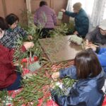 福笹を作る萬福寺の檀信徒たち=岡山県津山市で