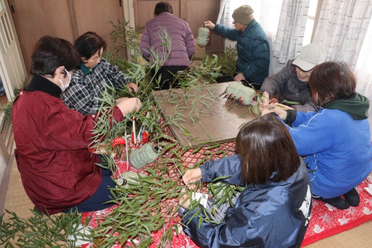 福笹を作る萬福寺の檀信徒たち=岡山県津山市で