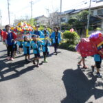 元気よく町内を練り歩く園児たち=岡山県津山市で