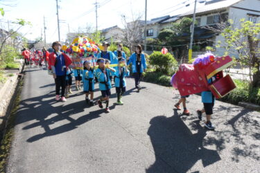 元気よく町内を練り歩く園児たち=岡山県津山市で