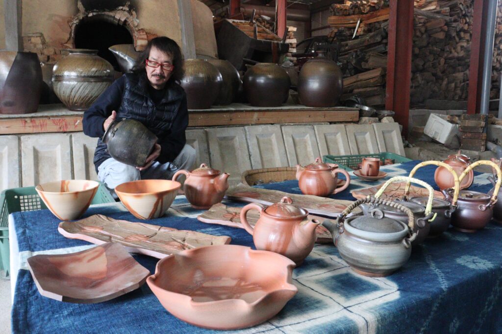 中尾さんの作品が並ぶ奈義法然窯
