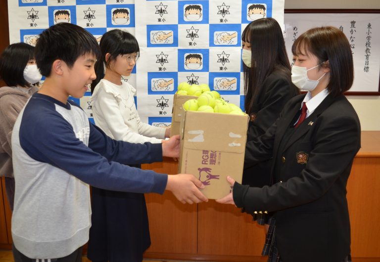 津山工業高校生徒「足カバー」を東小に贈呈