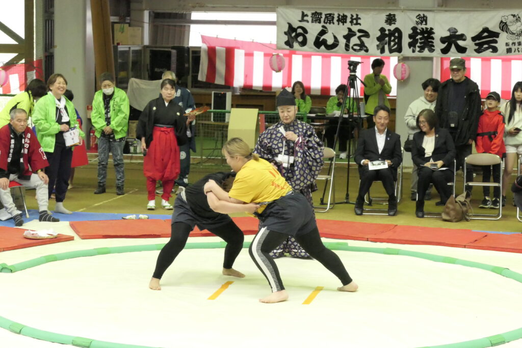 女性行司の掛け声とともに鍛えた力と技をぶつけ合う女力士たち