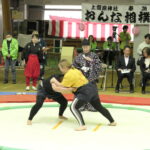 女性行司の掛け声とともに鍛えた力と技をぶつけ合う女力士たち