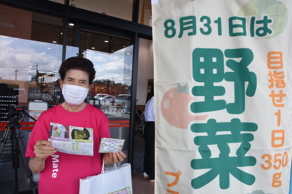 おすすめ野菜レシピを手にする中島会長