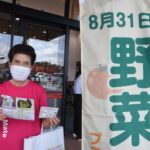 おすすめ野菜レシピを手にする中島会長