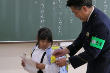 「いつでも使えるように」　新1年生に防犯ブザー贈呈　ランドセルに取り付け／岡山・美咲町