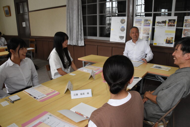 谷口市長と意見を交わす城下ハイスクールのメンバー（市提供）