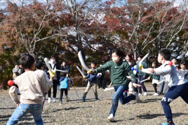 「刀を上げよ！」　津山城でチャンバラ合戦　150人参加／岡山・津山市