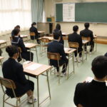 試験開始時間を待つ受験生=岡山県津山市、津山高で