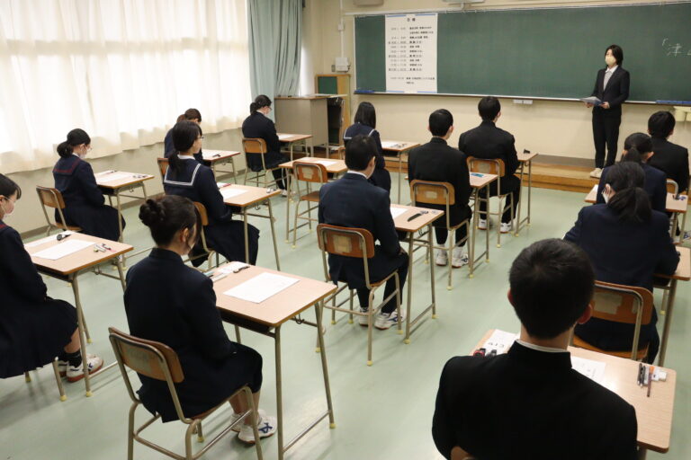 試験開始時間を待つ受験生=岡山県津山市、津山高で