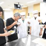 サウナ王の太田さん（右）らも参加したサウナ飯の検討会=岡山県津山市で