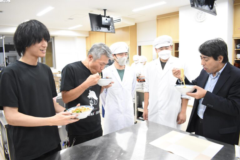 サウナ王の太田さん（右）らも参加したサウナ飯の検討会=岡山県津山市で