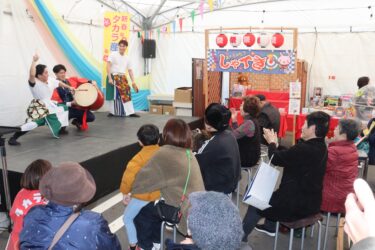 会場を盛り上げた舞踊集団宮坂流によるパフォーマンス＝岡山県津山市で