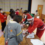 菓子を受け取る参加者=岡山県津山市で