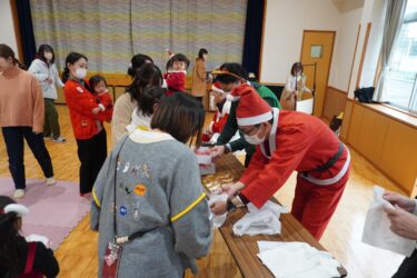 菓子を受け取る参加者=岡山県津山市で