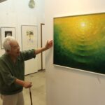 ペッサさんの作品を紹介する保田さん=岡山県津山市で