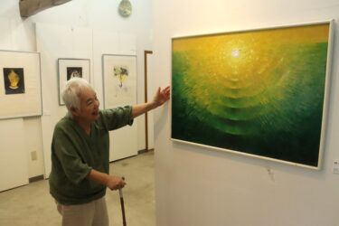 ペッサさんの作品を紹介する保田さん=岡山県津山市で