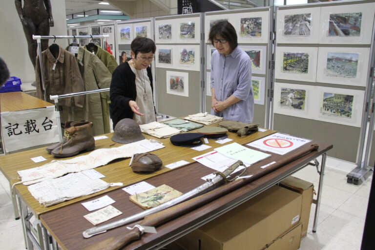 戦争の悲惨さと平和の尊さを訴えるパネル展＝岡山県津山市で