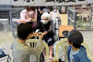 手作りした食事を子どもたちに提供する入所者=岡山県津山市で