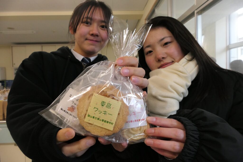 地域のお年寄りに贈る手作りの菓子