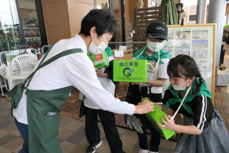 子どもたちの呼びかけに応じる買い物客=岡山県津山市で