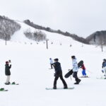 にぎわう白銀のゲレンデ＝岡山県鏡野町で