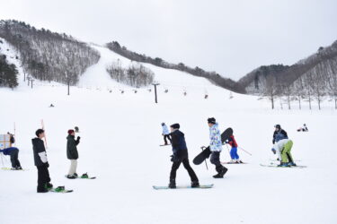 にぎわう白銀のゲレンデ＝岡山県鏡野町で