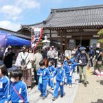 吉祥寺で開かれた花まつりを楽しむ地域の人たち