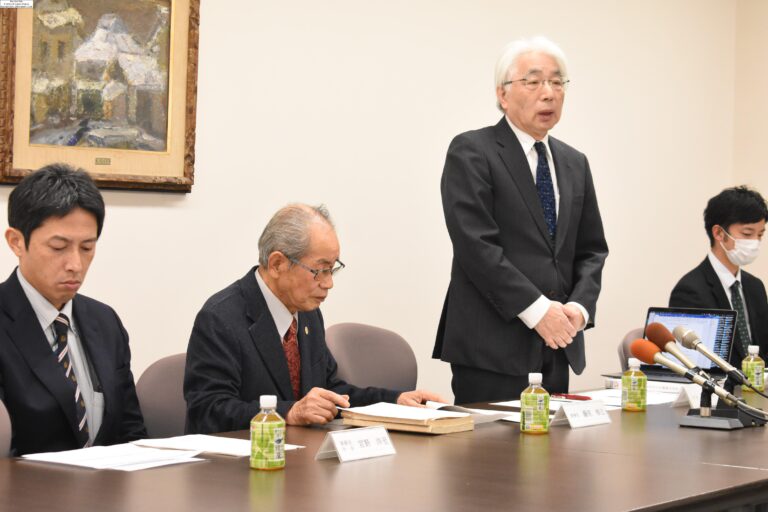 会見する藤原理事長（左から２人目）と鵜﨑学長（３人目）=岡山県津山市の美作大学で