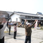 多くの人たちが参加したラジオ体操＝岡山県津山市で