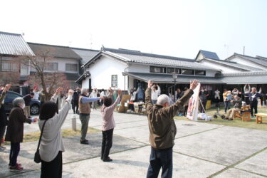 多くの人たちが参加したラジオ体操＝岡山県津山市で