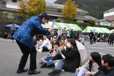 盛り上がったマジックショー=岡山県津山市で