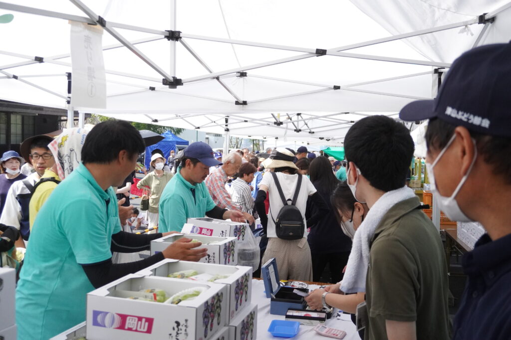 大盛況の「つやまふれあいぶどう祭り」会場